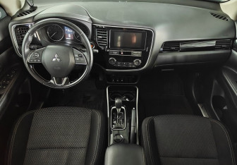 Подержанный автомобиль Mitsubishi Outlander 2019 года (11 фото)