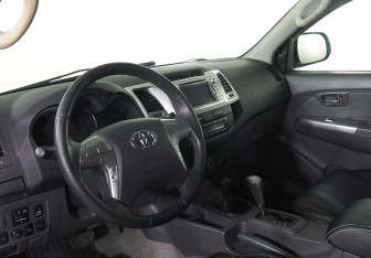 Подержанный автомобиль Toyota Hilux 2013 года (7 фото)
