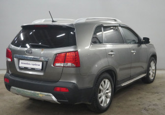 Подержанный автомобиль Kia Sorento 2011 года (8 фото)