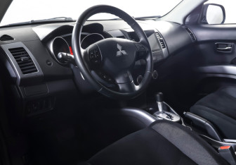 Подержанный автомобиль Mitsubishi Outlander 2007 года (14 фото)