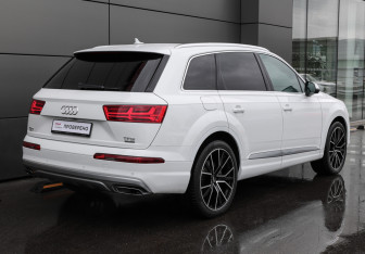 Подержанный автомобиль Audi Q7 2016 года (5 фото)