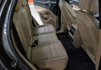 Подержанный автомобиль Porsche Cayenne 2019 года (12 фото)