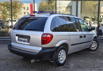 Подержанный автомобиль Dodge Caravan 2004 года (8 фото)