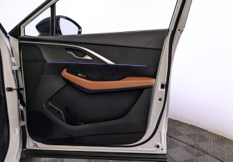 Подержанный автомобиль Omoda C5 2023 года (24 фото)