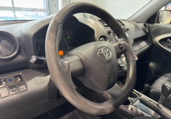 Подержанный автомобиль Toyota RAV4 2011 года (13 фото)