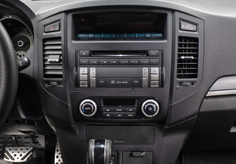 Подержанный автомобиль Mitsubishi Pajero 2013 года (15 фото)