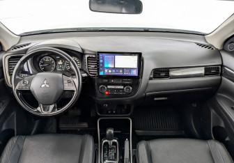 Подержанный автомобиль Mitsubishi Outlander 2017 года (14 фото)
