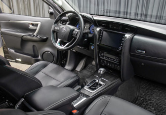 Подержанный автомобиль Toyota Fortuner 2022 года (11 фото)