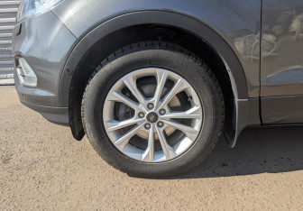 Подержанный автомобиль Ford Kuga 2017 года (18 фото)