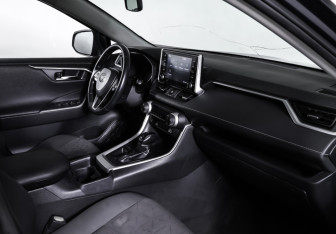 Подержанный автомобиль Toyota RAV4 2019 года (10 фото)