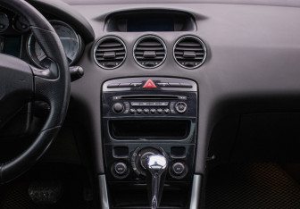 Подержанный автомобиль Peugeot 308 Hatchback 2011 года (14 фото)