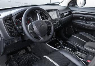 Подержанный автомобиль Mitsubishi Outlander 2022 года (16 фото)