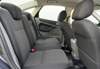 Подержанный автомобиль Ford Focus Sedan 2010 года (11 фото)
