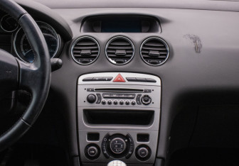 Подержанный автомобиль Peugeot 408 2013 года (14 фото)