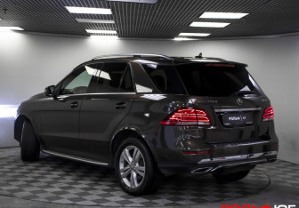 Подержанный автомобиль Mercedes-Benz GLE 2015 года (21 фото)