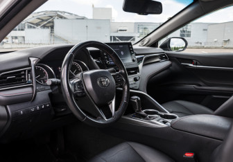 Подержанный автомобиль Toyota Camry Sedan 2022 года (10 фото)