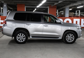 Подержанный автомобиль Toyota Land Cruiser Suv 2015 года (4 фото)