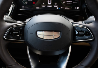 Подержанный автомобиль Geely Monjaro 2025 года (23 фото)