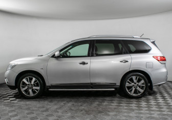 Подержанный автомобиль Nissan Pathfinder 2015 года (8 фото)