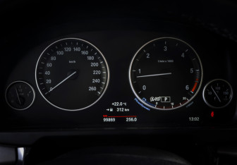 Подержанный автомобиль BMW X5 2014 года (15 фото)