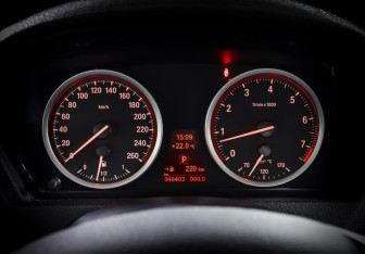 Подержанный автомобиль BMW X6 2013 года (16 фото)