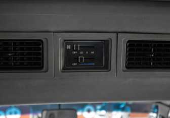 Подержанный автомобиль Toyota HiAce 2002 года (18 фото)