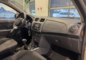 Подержанный автомобиль Renault Logan Sedan 2016 года (12 фото)