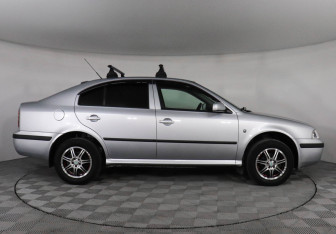 Подержанный автомобиль Skoda Octavia Liftback 2008 года (4 фото)
