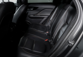 Подержанный автомобиль Jaguar F-Pace 2017 года (10 фото)