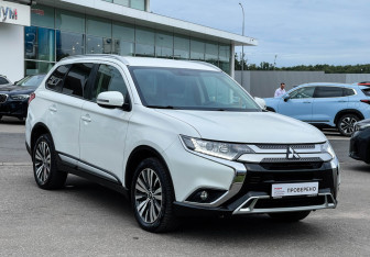 Подержанный автомобиль Mitsubishi Outlander 2020 года (3 фото)