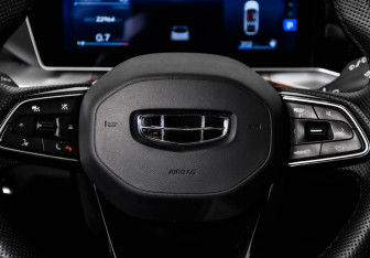 Подержанный автомобиль Geely Coolray 2023 года (18 фото)