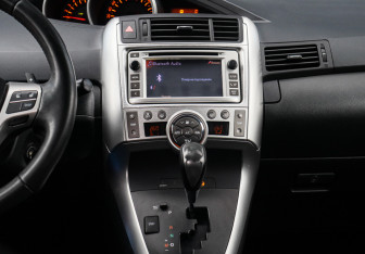 Подержанный автомобиль Toyota Verso 2012 года (10 фото)