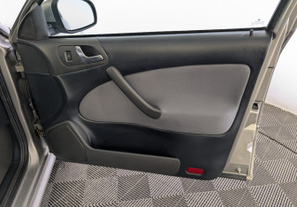 Подержанный автомобиль Skoda Octavia Liftback 2010 года (24 фото)