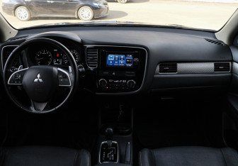 Подержанный автомобиль Mitsubishi Outlander 2014 года (9 фото)