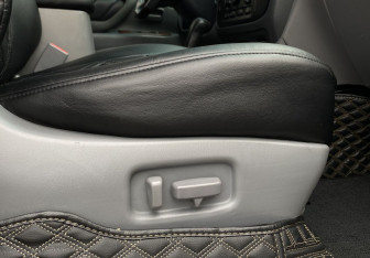 Подержанный автомобиль Toyota Land Cruiser Suv 2000 года (23 фото)