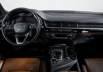 Подержанный автомобиль Audi Q7 2015 года (11 фото)