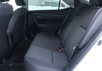 Подержанный автомобиль Toyota Corolla Sedan 2013 года (10 фото)