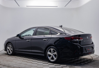 Подержанный автомобиль Hyundai Sonata 2018 года (3 фото)