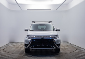 Подержанный автомобиль Mitsubishi Outlander 2021 года (2 фото)