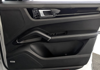 Подержанный автомобиль Porsche Cayenne 2021 года (25 фото)