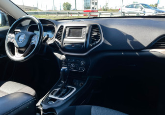 Подержанный автомобиль Jeep Cherokee 2014 года (9 фото)