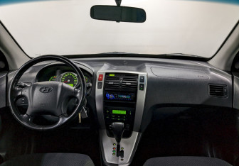 Подержанный автомобиль Hyundai Tucson 2007 года (22 фото)