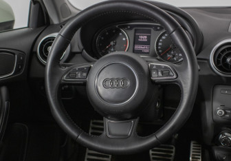 Подержанный автомобиль Audi A1 2011 года (15 фото)