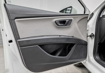 Подержанный автомобиль SEAT Leon Hatchback 2013 года (20 фото)