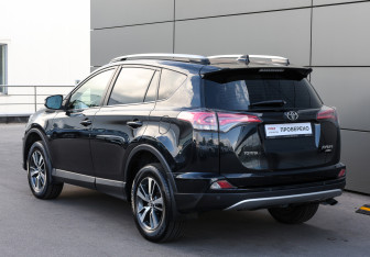 Подержанный автомобиль Toyota RAV4 2015 года (7 фото)