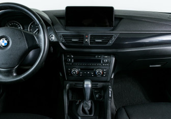 Подержанный автомобиль BMW X1 2012 года (11 фото)