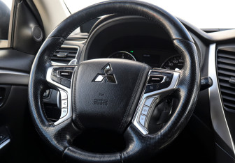 Подержанный автомобиль Mitsubishi Pajero Sport 2019 года (16 фото)
