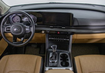 Подержанный автомобиль Kia Carnival 2021 года (14 фото)