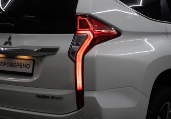 Подержанный автомобиль Mitsubishi Pajero Sport 2016 года (24 фото)