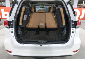 Подержанный автомобиль Toyota Fortuner 2018 года (10 фото)